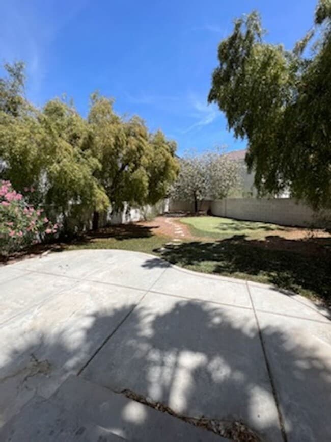 Building Photo - 4 Bedroom Located in Lamplight!