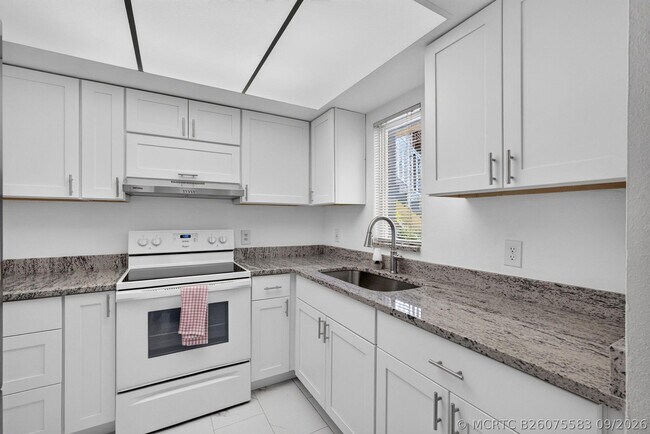 Building Photo - 1628 SE Green Acres Cir