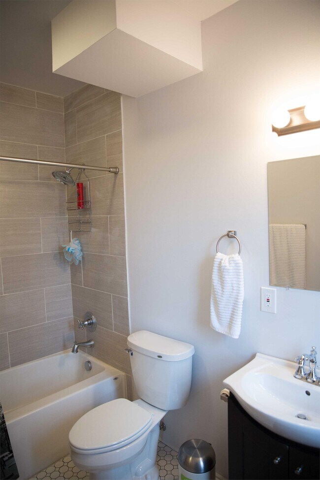 Building Photo - 108 S Hosmer St