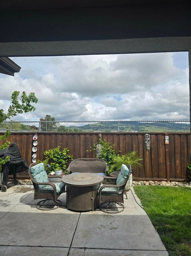 Building Photo - 3 Bed + Bonus Room/2.5 Bath - Solar – Near SSU