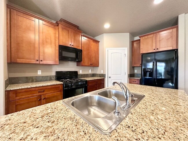 Building Photo - Modern 3 Bed/2.5 Bath with Double Car Garage Townhome in Sandy, OR!