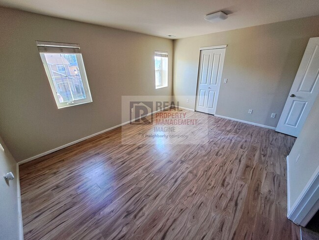 Building Photo - Check out this adorable 3 bedroom, 2.5 bath