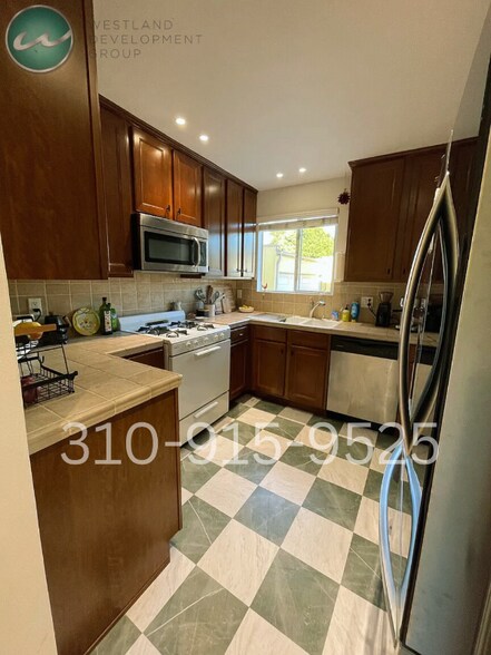 Building Photo - 3178 S Barrington Ave