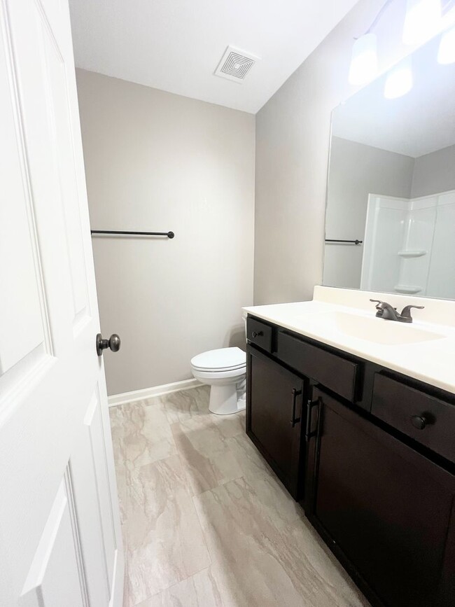 Building Photo - 2 Bedroom 1.5 Bath Townhome
