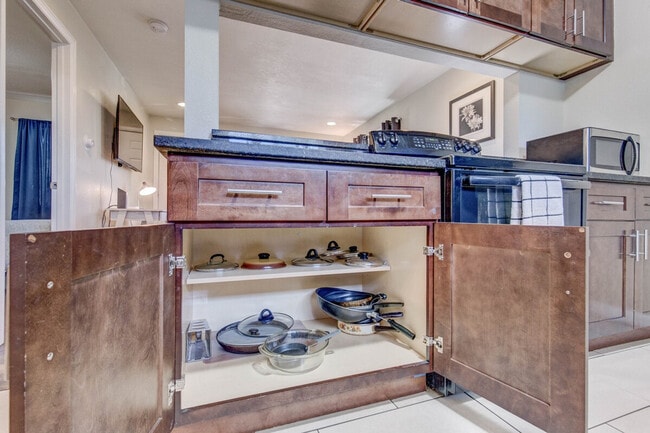 Building Photo - 1363 Pierce St