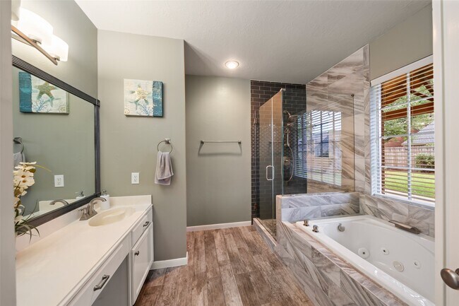 Building Photo - 7911 Hidden Oaks Ln