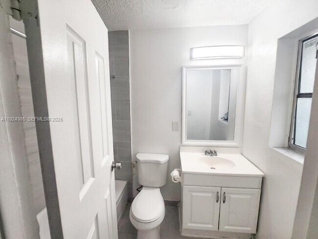 Building Photo - 515 SE 9th St