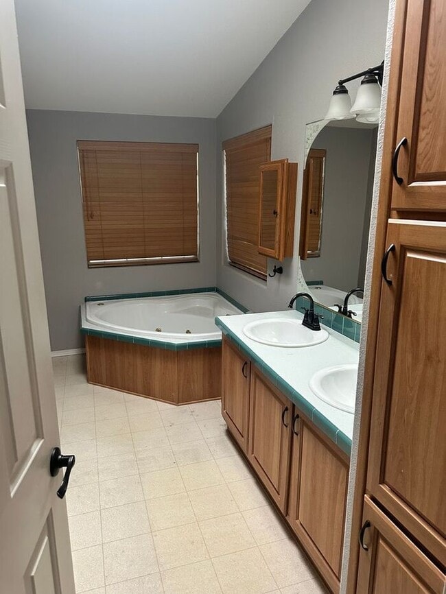 Building Photo - Charming villa in 55 plus quiet neighborhood.