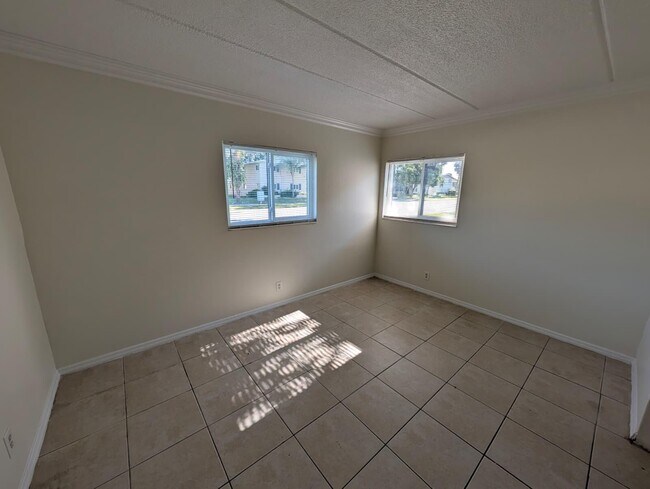Building Photo - 817 Lighthouse Dr