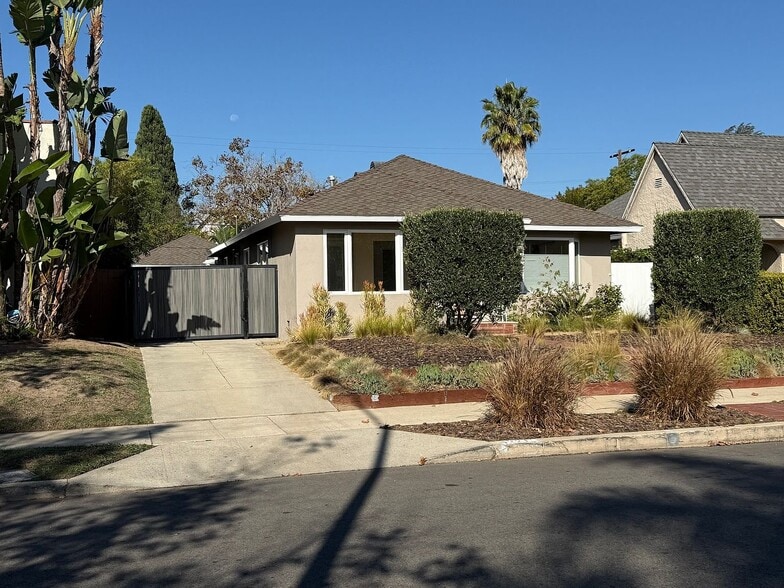 Building Photo - 1221 S Curson Ave