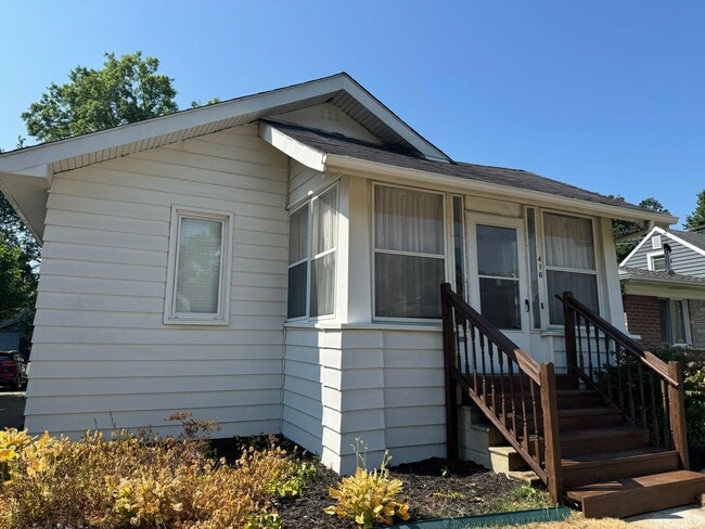 Primary Photo - 2 bed 1 bath ranch walking distance to Dow...
