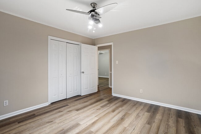 Building Photo - 207 S Hillcrest Dr