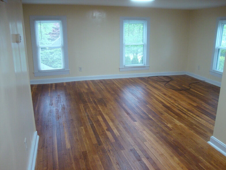 Living room. - 351 W Currant St