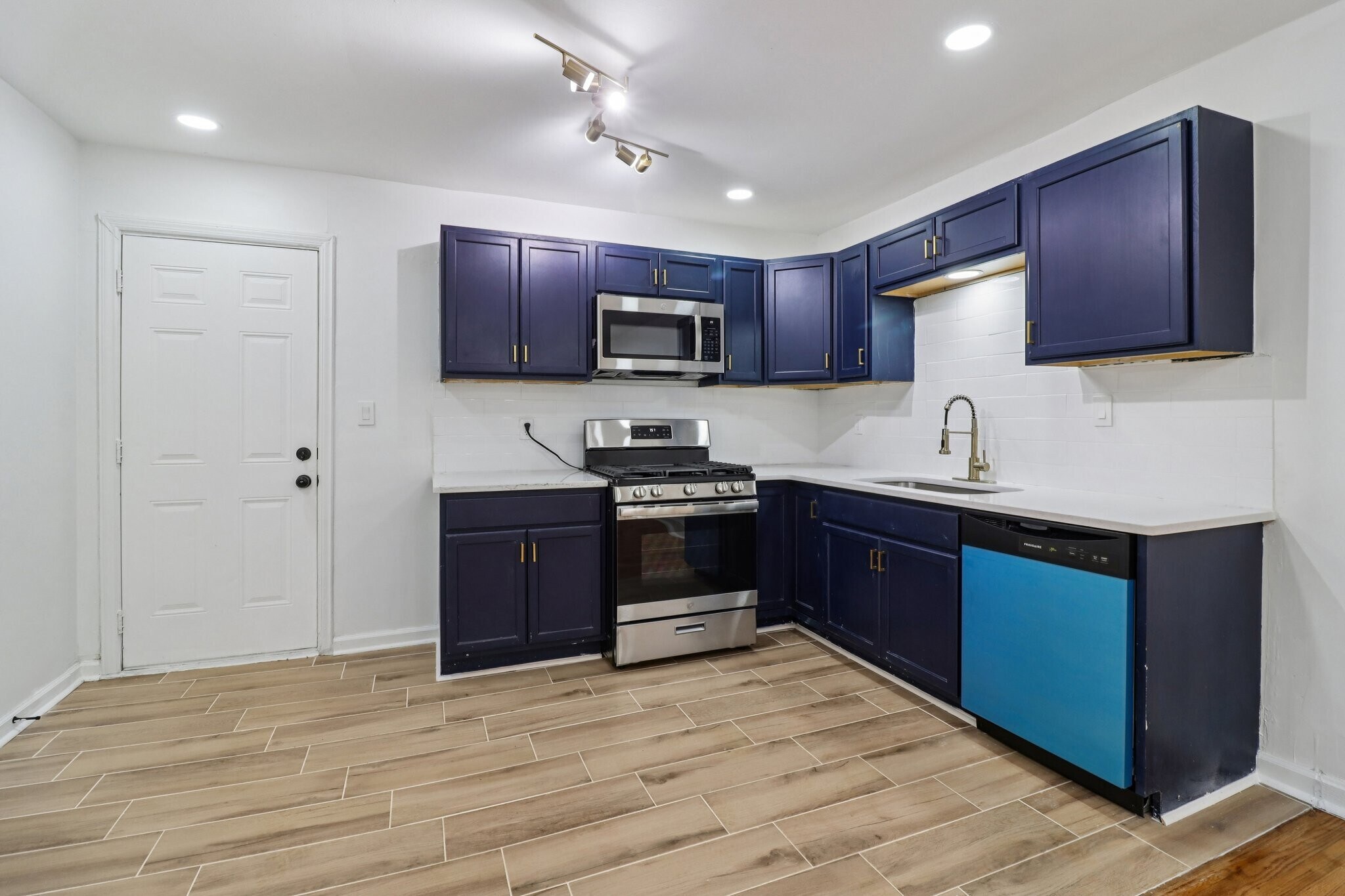 Building Photo - 3159 Bobolink Dr