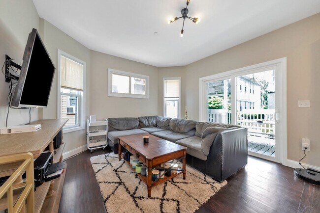 Building Photo - 775 Columbia Rd