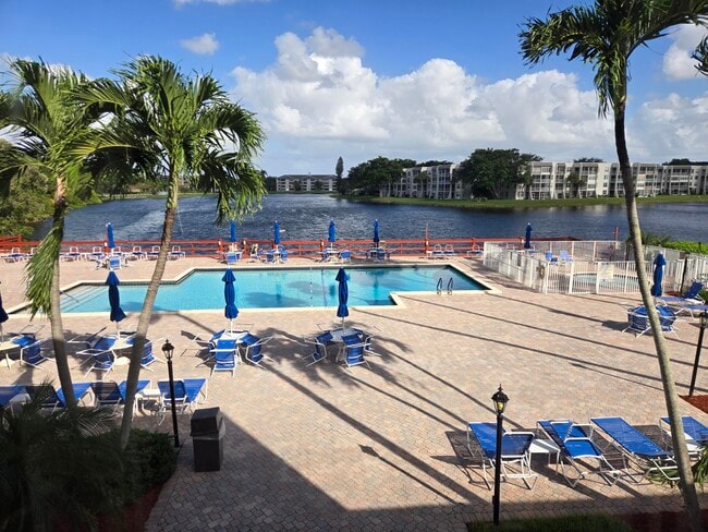 Building Photo - 1831 Sabal Palm Dr