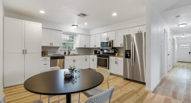 Building Photo - 1118 Ebert Ave