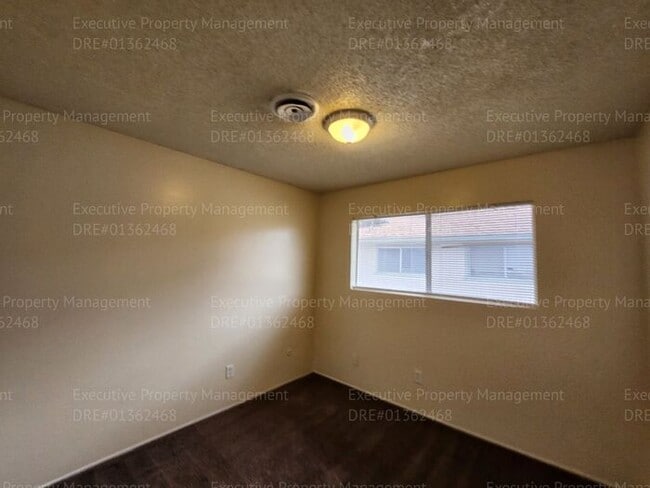 Building Photo - Townhouse unit. 2 bedrooms 1.5 bath call o...