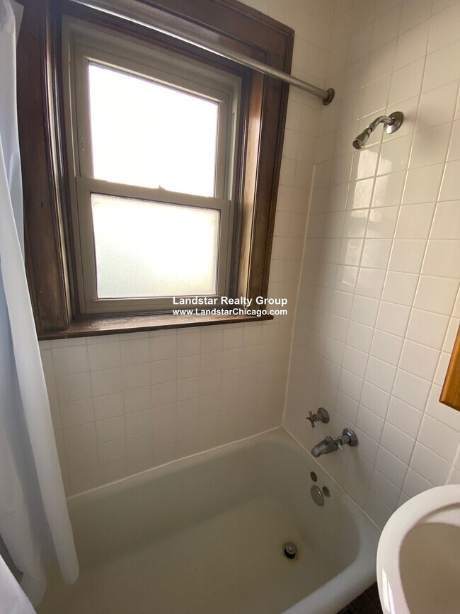Building Photo - 526 W Belden Ave