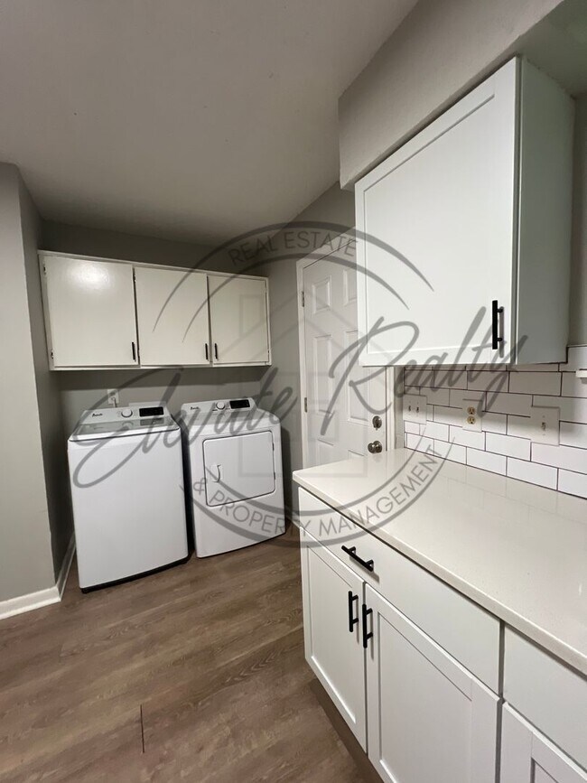 Building Photo - Trailwood Circle 909-911