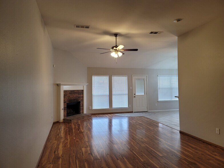 Building Photo - 703 Flagstone Way