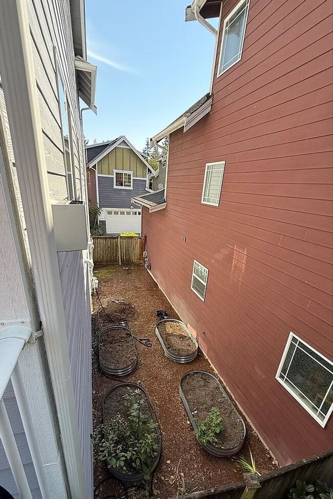 Building Photo - Spacious 3 Bedroom, 3 Bath End-Unit Condo – Parkview Village, Lynnwood