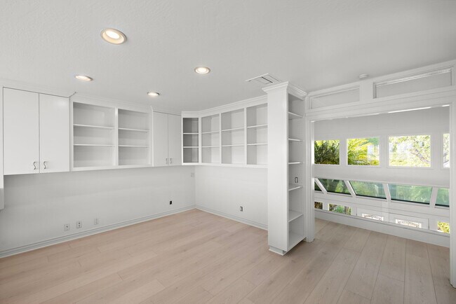 Building Photo - 31 Saint Tropez