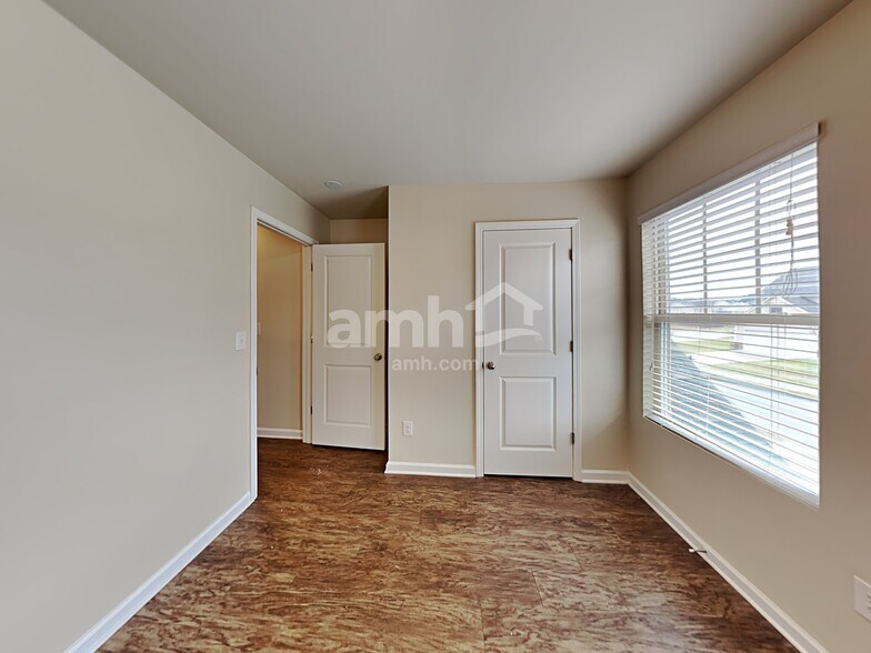 Building Photo - 3525 Mica Cir SE