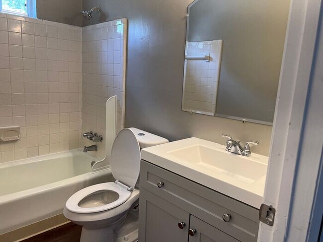 Building Photo - Remodeled 1 Bedroom / 1 Bath in nice quiet...