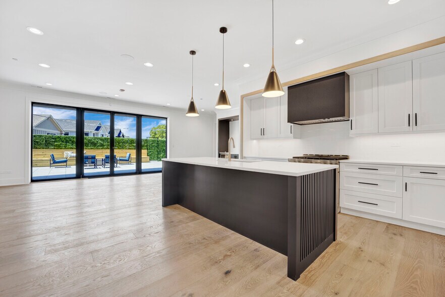 Building Photo - 4918 N Lincoln Ave