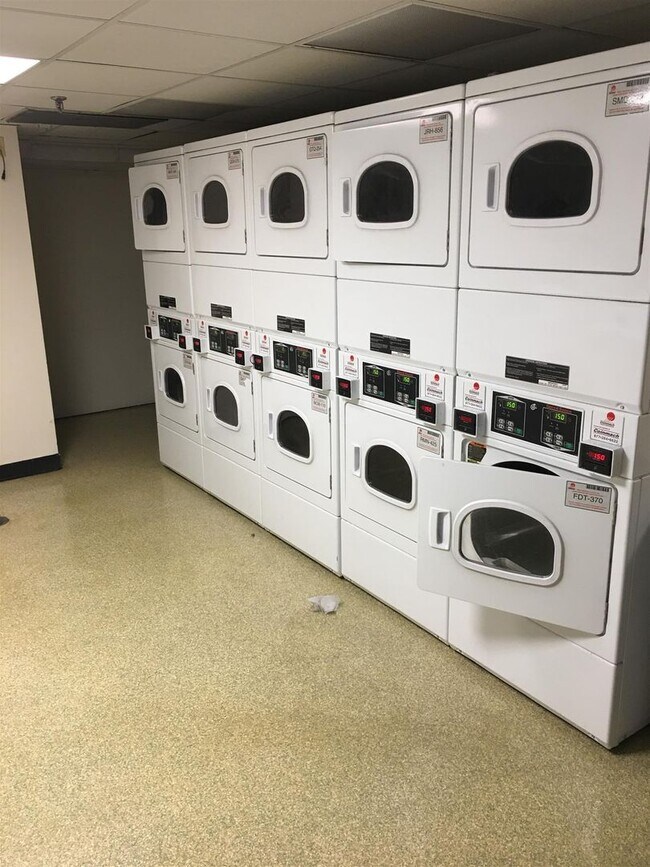 Building Photo - Incredible Location! Convenient 1BE/1BA li...