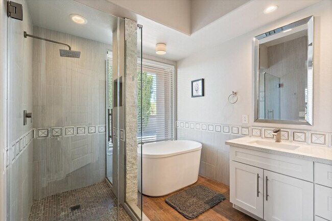 Building Photo - 13610 E Laurel Ln
