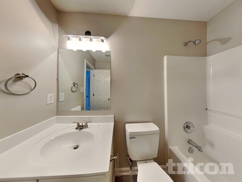 Building Photo - 5050 Elizabeth Rd