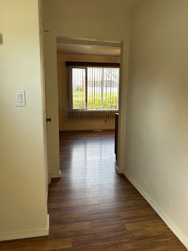 Building Photo - 302 Salem St