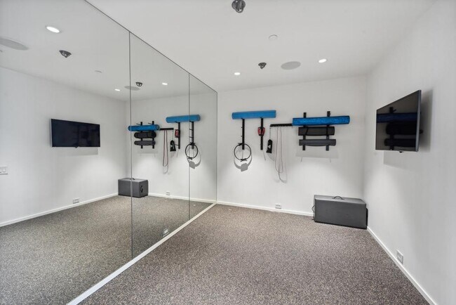 Building Photo - Millennium Tower - 2 bedrooms + den