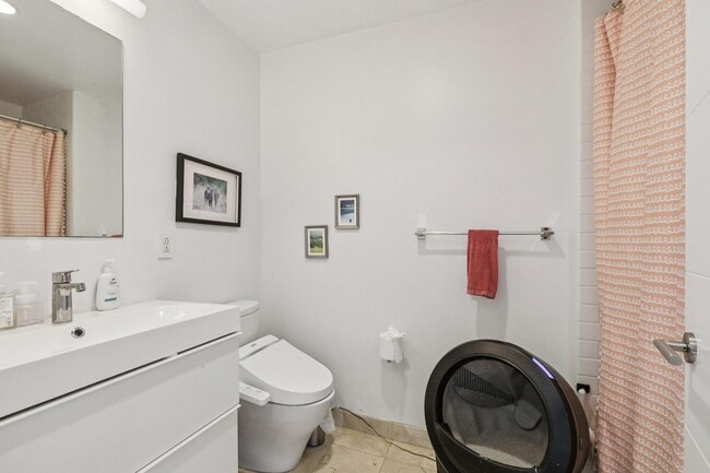 Building Photo - 915 Hudson Park