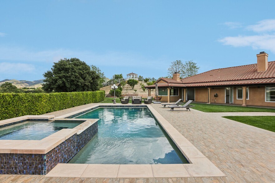 Building Photo - 27048 Triumph Ave