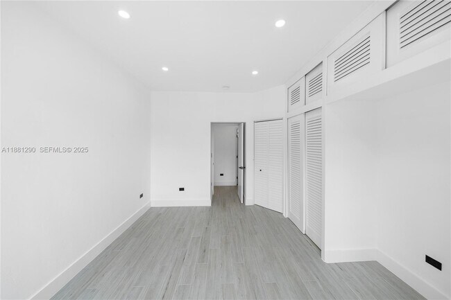 Building Photo - 4710 Pine Tree Dr