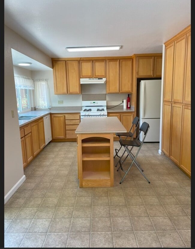 Building Photo - ~Spacious 5 Bed/2 Bath Home in D Section~ Available June 1st