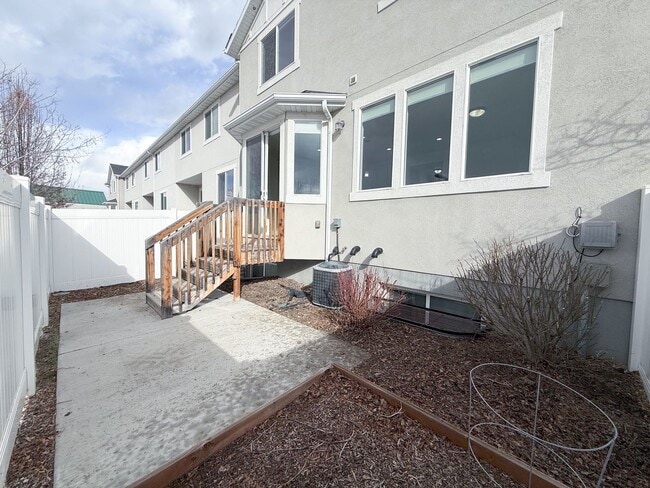 Building Photo - 3 Bed 3 Bath - Townhouse