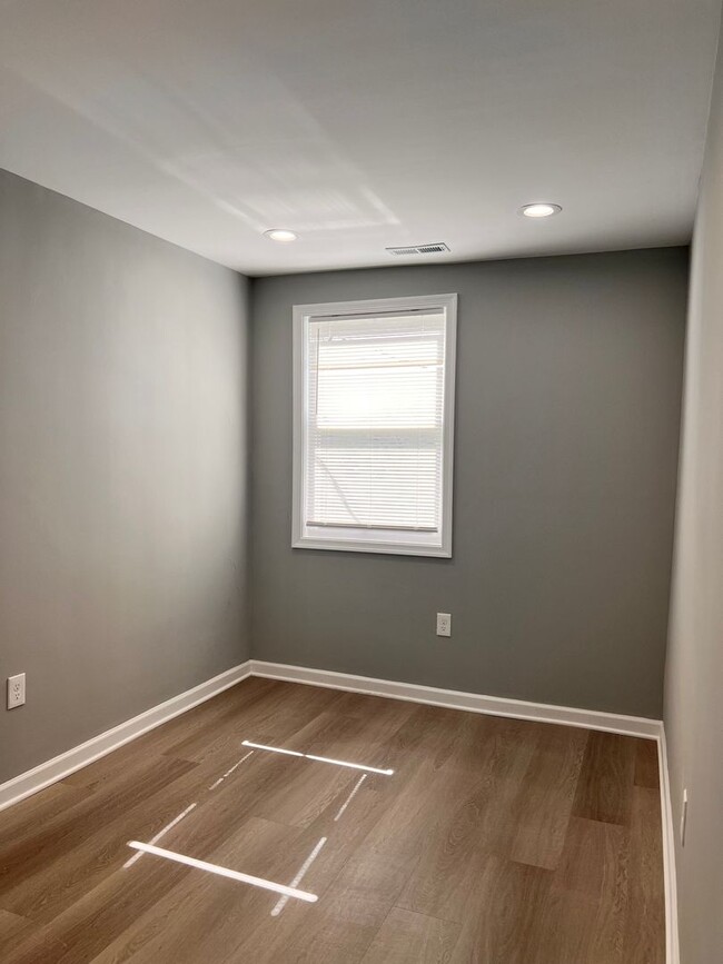 Building Photo - 3 BEDROOM TOWNHOME **VOUCHERS ONLY**