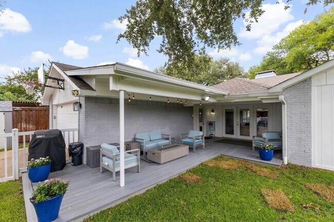 Building Photo - 7830 La Sobrina Dr