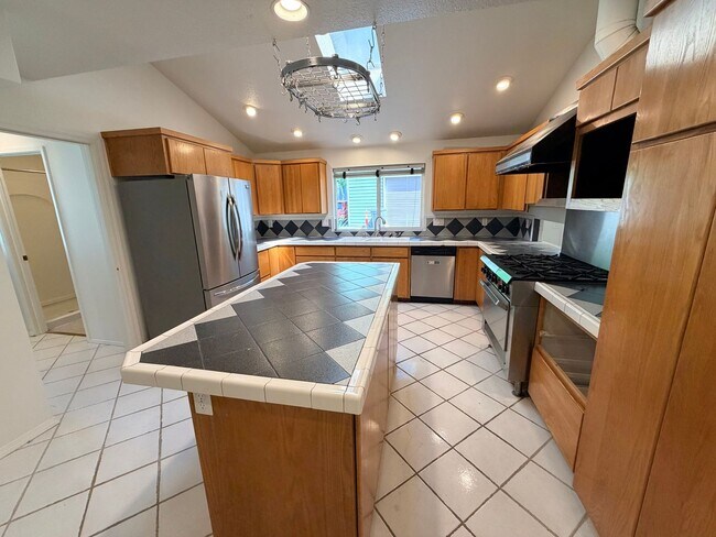 Building Photo - 9938 SW Terwilliger Blvd