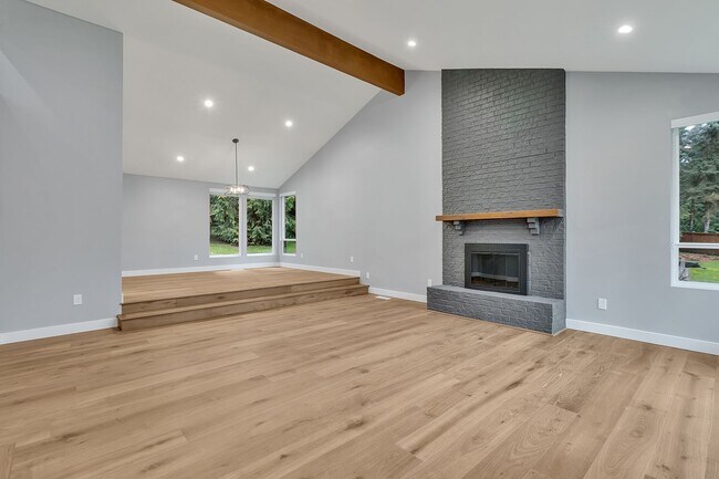 Building Photo - 4bed/2.25bath Stunning Remodeled Home on Expansive Wooded Lot in Woodinville