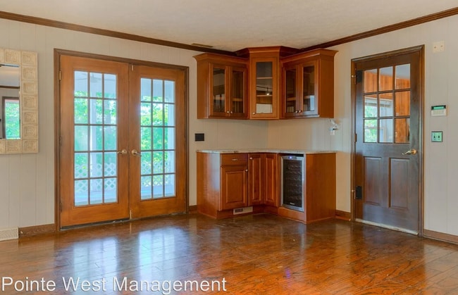 Building Photo - 1602 Greenwood Dr