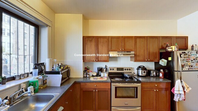 Building Photo - 27 Glenville Ave