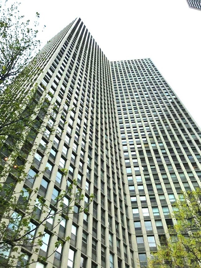 Building Photo - 2626 N Lakeview Ave