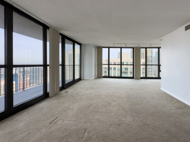 Building Photo - 10 E Ontario St