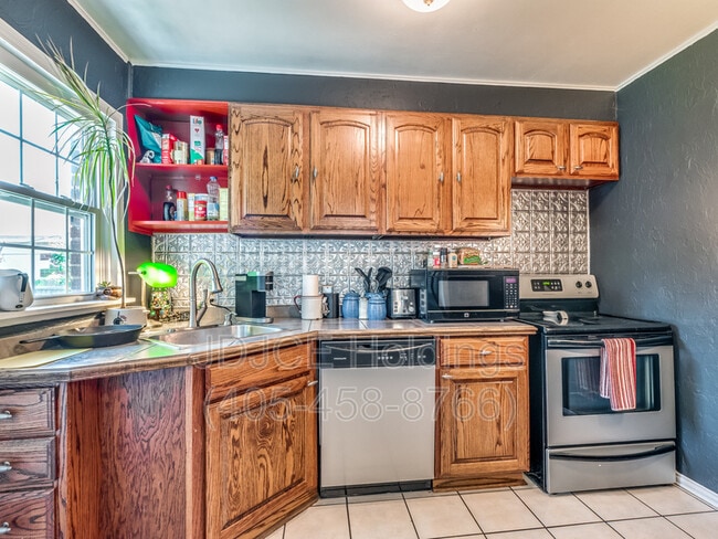 Building Photo - 906 N Lilac Ln