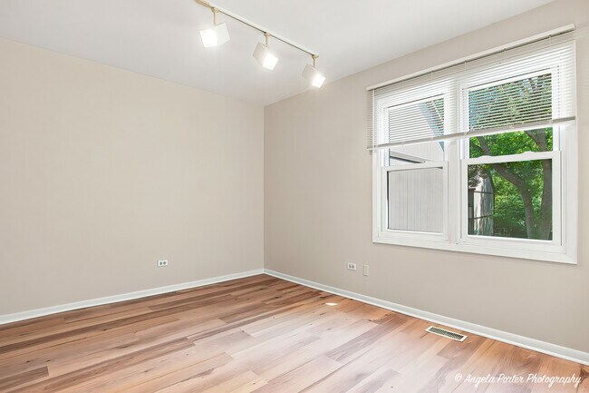 Building Photo - 246 Shadow Bend Dr